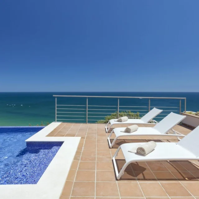 VILLA SALEMA 〰️ Villa Salema is located on the clifftop of Praia de Salema, facing south, with breathtaking ocean views over Salema Beach and the amazing coastline. 🌊😌

With 4 bedrooms and a private infinity pool, the contemporary luxury villa has an interior design of modern exotic and African influence, with vast areas and abundant natural light.

It hosts a total of 8 guests.

𝚠𝚠𝚠.𝚋𝚘𝚊𝚣𝚛𝚎𝚗𝚝𝚊𝚕𝚜.𝚌𝚘𝚖
𝚒𝚗𝚏𝚘@𝚋𝚘𝚊𝚣𝚛𝚎𝚗𝚝𝚊𝚕𝚜.𝚌𝚘𝚖
+𝟹𝟻𝟷 𝟿𝟼𝟸 𝟼𝟶𝟹 𝟺𝟾𝟶

#boazrentals #villasalema  #beachlovers #Lagos #qualitytime #familymoments #familylife #timetogether #travel #algarve #carvoeiro #holidaystyle #visitportugal #beachvibes #rentals #holidays2025 #rentalproperty ⁣#travellovers #portugallovers